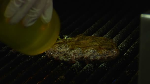 Close-up op hamburger koken met vlam — Stockvideo