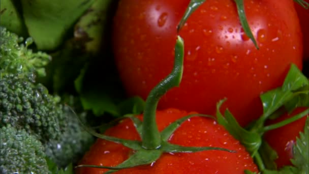Närbild av blandade grönsaker roterande på vit bakgrund — Stockvideo