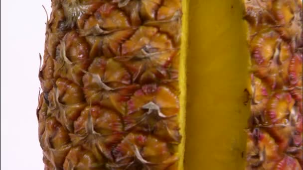 Close-up van gesneden ananas — Stockvideo