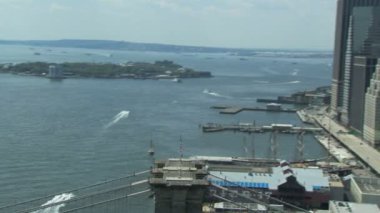 brooklyn Köprüsü üzerine Amerikan bayrağı