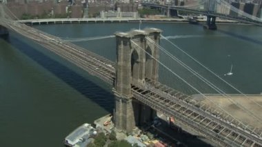 brooklyn Köprüsü altında olacak tekne