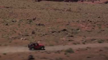 jeep wrangler dağlık arazide sürüş