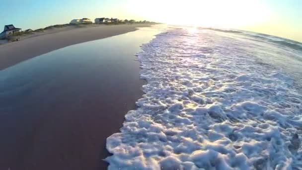 Linbana till vacker soluppgång över stranden — Stockvideo