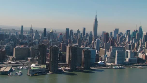 Luchtfoto van rijk staat gebouw en new york skyline — Stockvideo