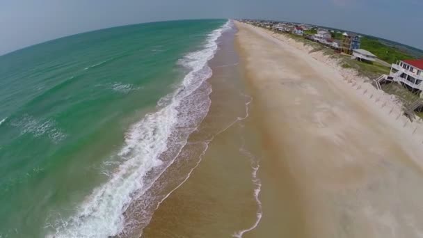 Antenne leerer Strand- und Strandhäuser — Stockvideo