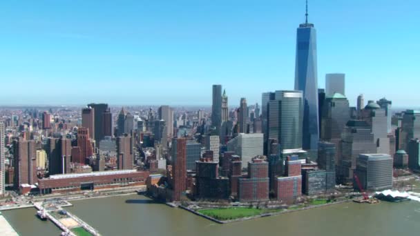 Luchtfoto van de vrijheid toren en de new york skyline — Stockvideo