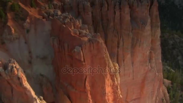 Antenn skott av bryce canyon nationalpark tittar ner i röda spiror — Stockvideo