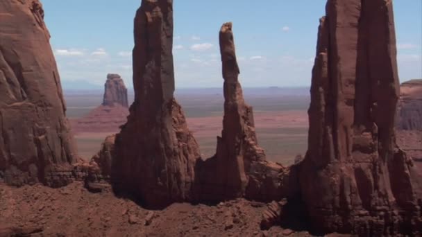 Luchtfoto van monument valley torenspitsen — Stockvideo