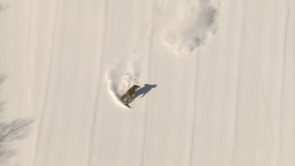 Letecký snímek snowboardista — Stock video