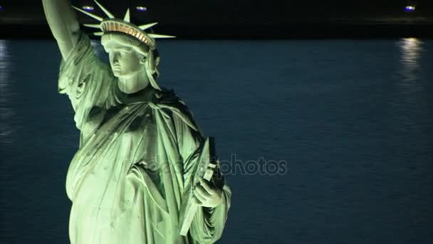 Aerial zoom out from statue of liberty — Stock Video