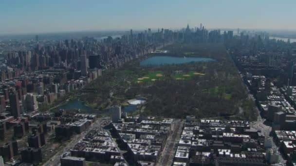 Areial vista del parque central enclavado en la ciudad de Nueva York — Vídeo de stock