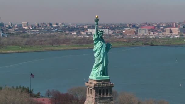 Estátua da liberdade circulante — Vídeo de Stock