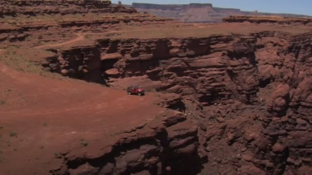 Jipe wrangler quatro rodas no penhasco — Vídeo de Stock