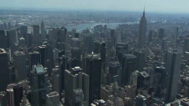 Edificios de la ciudad de Nueva York con el edificio del estado del imperio — Vídeos de Stock