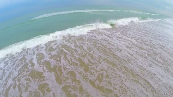 Океанские приливные волны — стоковое видео