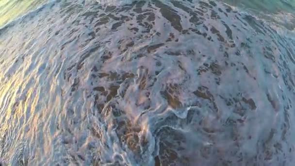 Havsvågor som återspeglar sunrise färger — Stockvideo