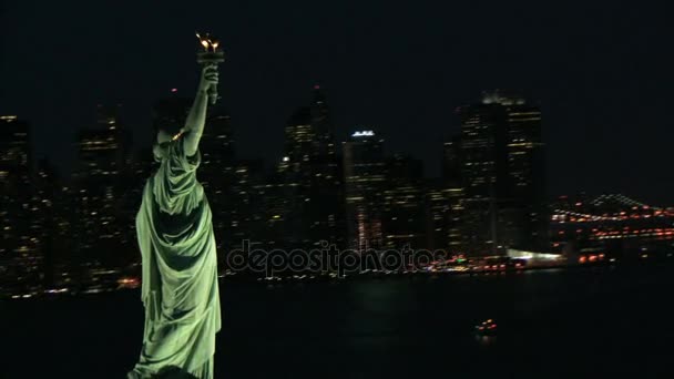 Draaien rond het standbeeld van vrijheid en nyc landschap — Stockvideo
