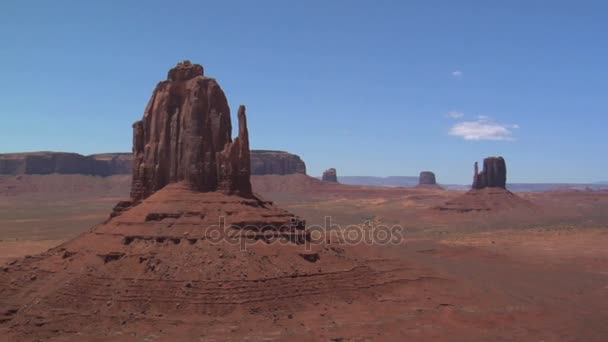 Piros rock formációkban szétszórt — Stock videók