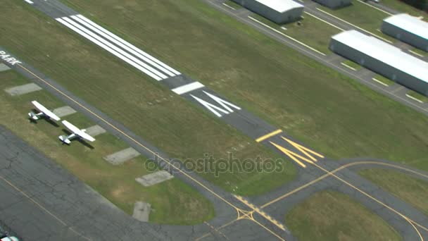 Kis repülőtér közeli képe — Stock videók