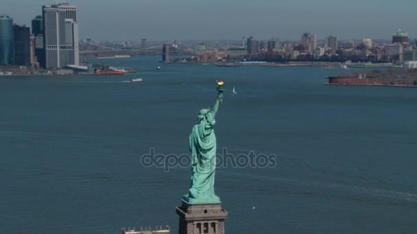 Estatua de la libertad con el horizonte nyc — Vídeo de stock