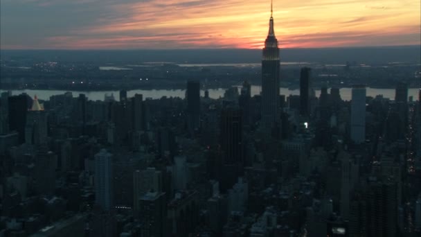 Pôr do sol sobre Nova Iorque cidade aérea — Vídeo de Stock