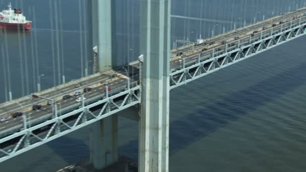 Движение на мосту — стоковое видео