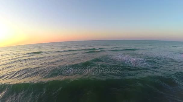 Levendige zonsopgang boven luchtfoto strand — Stockvideo