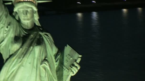 Σμίκρυνση από το άγαλμα της ελευθερίας νύχτα εναέρια — Αρχείο Βίντεο
