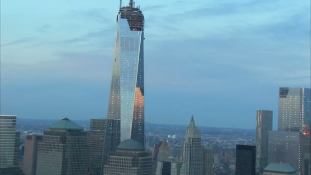 Zooma ut new york city freedom tower antenn — Stockvideo