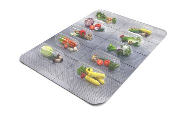 Doğal vitaminler tabletlerde. Haplar yerine su toplamış taze sebzeler. Başka bir ilaç. Sağlıklı bir diyet için multivitamin ve diyet takviyeleri. Yaratıcı bir kavram. 3 Boyutlu resimleme.