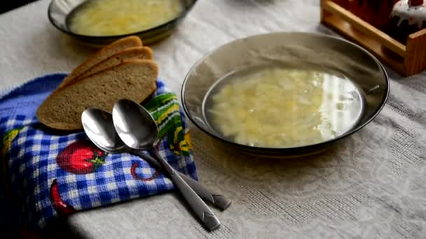 Två skålar med soppa på bordet — Stockvideo