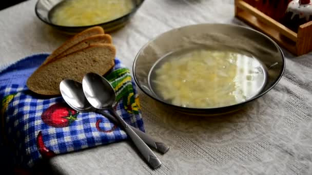 Dos tazones de sopa sobre la mesa — Vídeo de stock