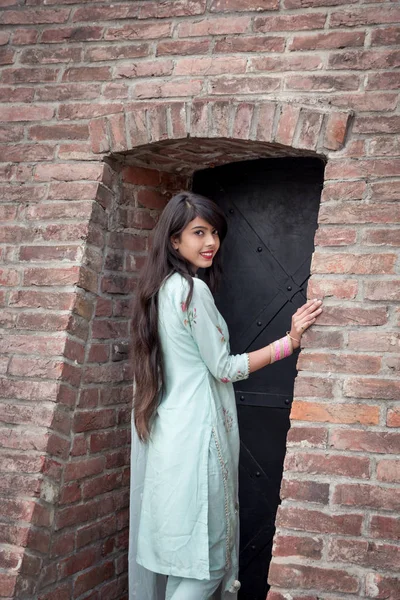 Indiaas Meisje Traditionele Jurk Staan Bij Ingang Van Het Huis — Stockfoto