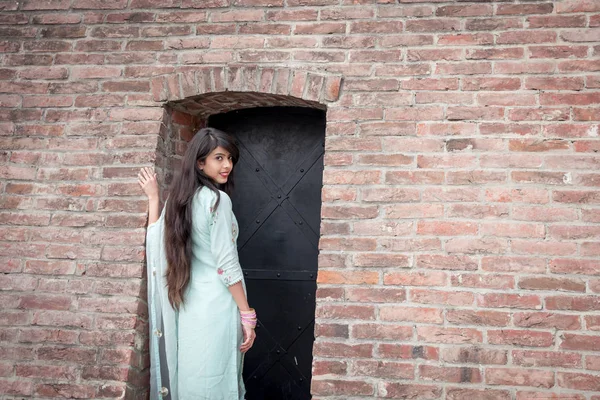 Menina Indiana Stand Vestido Tradicional Entrada Casa — Fotografia de Stock