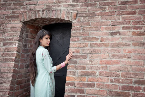 Ινδή Κοπέλα Παραδοσιακό Φόρεμα Σταθεί Στην Είσοδο Του Σπιτιού — Φωτογραφία Αρχείου