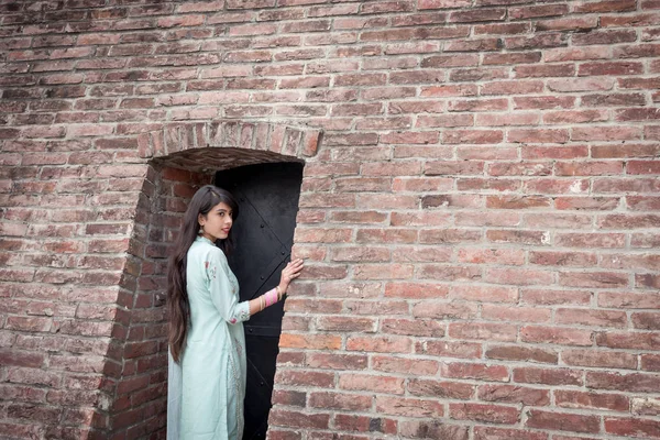 Indian Girl Traditional Dress Stand Entrance House — Stock Photo, Image