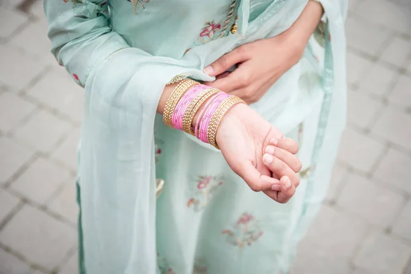Чудиец Браслеты Руках Девушки Традиционные Аксессуары Индийских Девушек Девушка Традиционной — стоковое фото