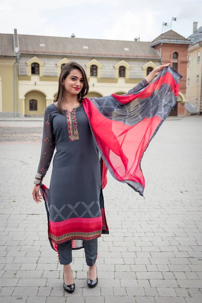 インド人の少女がイヴァノフランキーフの街の通りに立っている インドの伝統衣装を着た女の子 Salwar Kameez — ストック写真