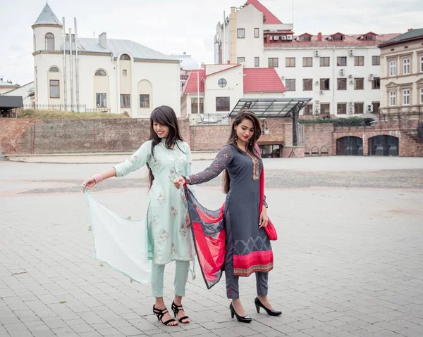Indiase Meisjes Traditionele Kleding Staan Straat Van Stad Ivano Frankivsk — Stockfoto