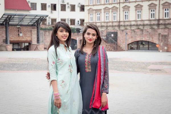 Meninas Indianas Stand Vestido Tradicional Rua Cidade Ivano Frankivsk Ucrânia — Fotografia de Stock