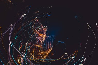 Renkli ışığın oluşturduğu soyut geometrik desen