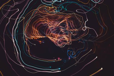 Renkli ışığın oluşturduğu soyut geometrik desen