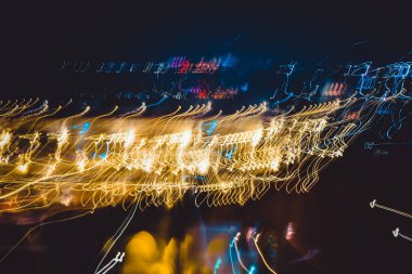 Renkli ışığın oluşturduğu soyut geometrik desen