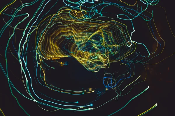 Renkli ışığın oluşturduğu soyut geometrik desen