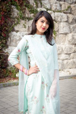 Kızın ellerinde bilezikler var. Hint kızlarının geleneksel aksesuarları. Geleneksel Hint elbiseli kız, Salwar Kameez.