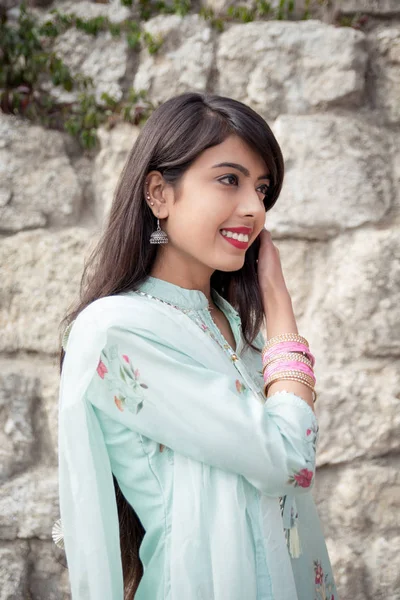 女孩手上的手镯 印度女孩的传统配件 身着传统印度服装的女孩 Salwar Kameez — 图库照片