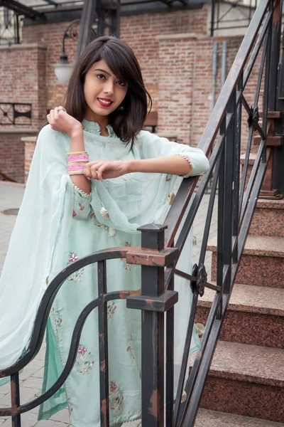 Een Indiaas Meisje Staat Straat Stad Ivano Frankivsk Meisje Traditionele — Stockfoto