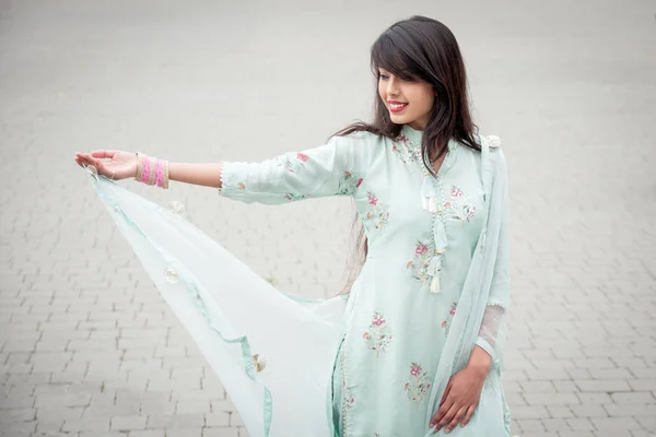 Retrato Uma Jovem Indiana Menina Roupas Tradicionais Indianas Salwar Kameez — Fotografia de Stock