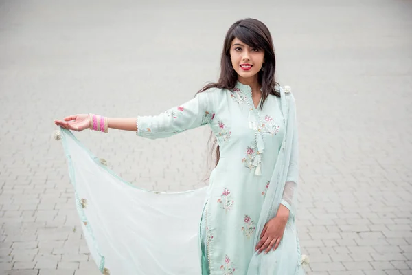 Retrato Uma Jovem Indiana Menina Roupas Tradicionais Indianas Salwar Kameez — Fotografia de Stock