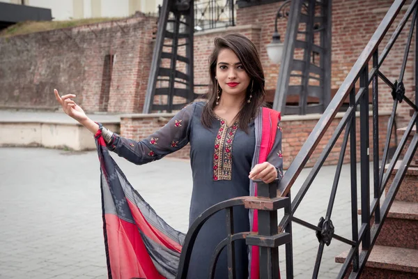 Uma Menina Indiana Está Rua Cidade Menina Roupas Tradicionais Indianas — Fotografia de Stock